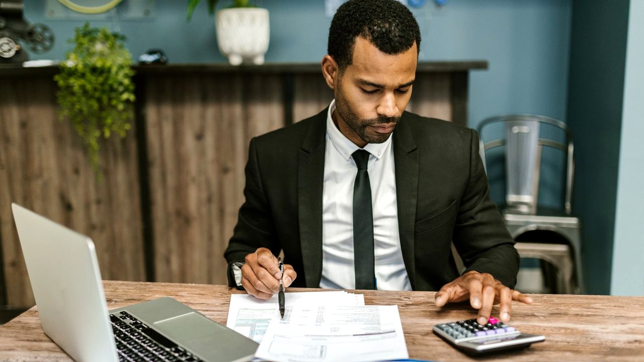 Mortgage paperwork and calculator on a desk